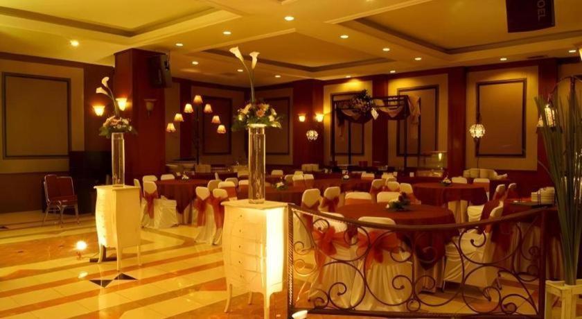 Karlita Hotel Tegal Exterior foto