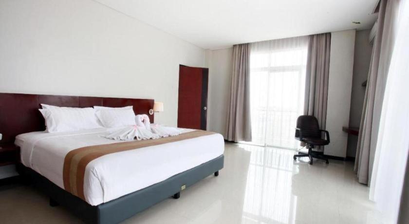Karlita Hotel Tegal Exterior foto
