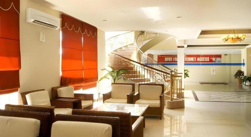 Karlita Hotel Tegal Exterior foto