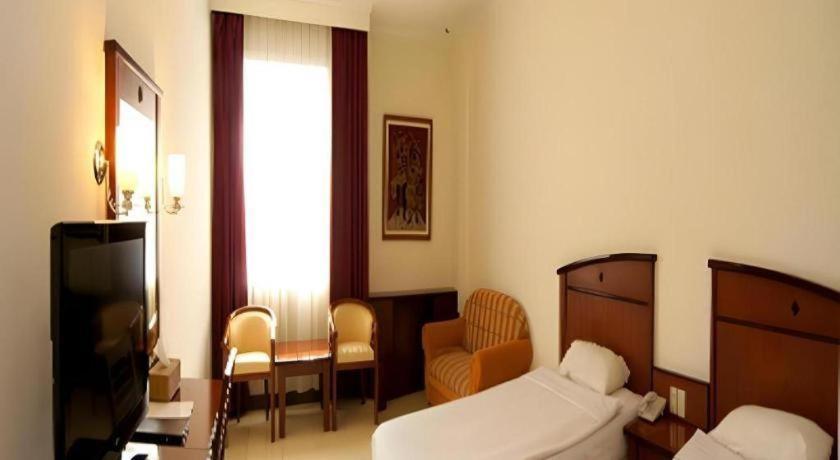 Karlita Hotel Tegal Exterior foto